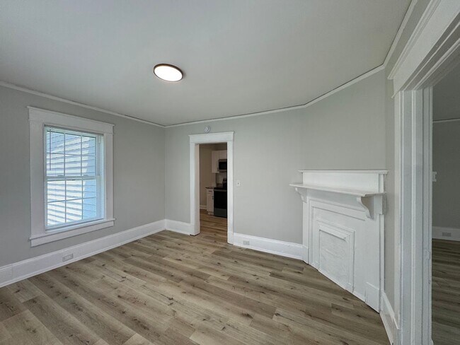 Building Photo - 3bed/1bath House $1395!