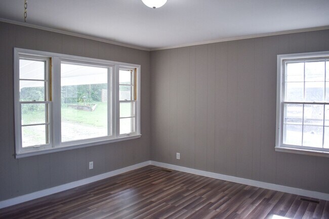 Building Photo - Renovated 3 Bed 1.5 Bath with Carport in Lewisburg