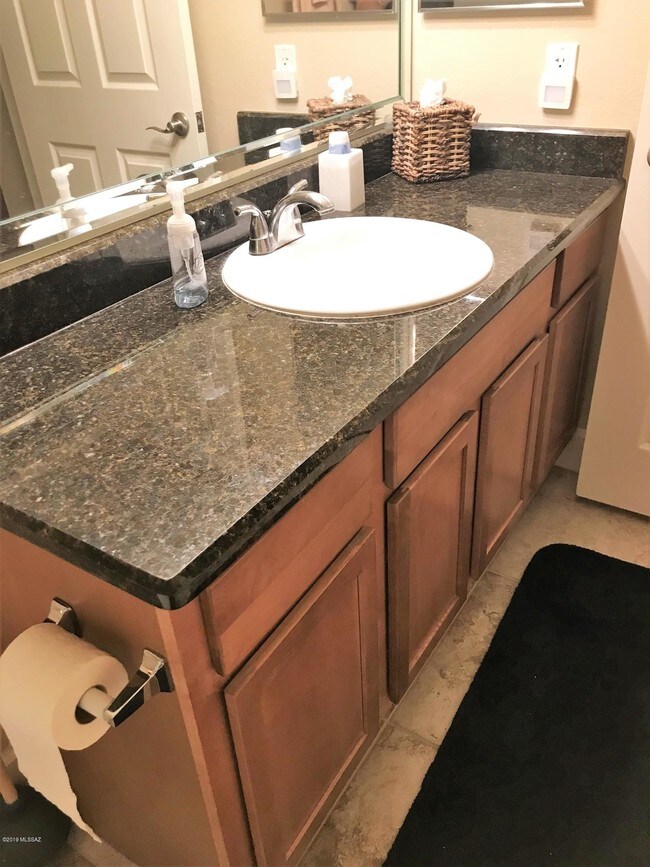 Building Photo - 5751 N Kolb Rd