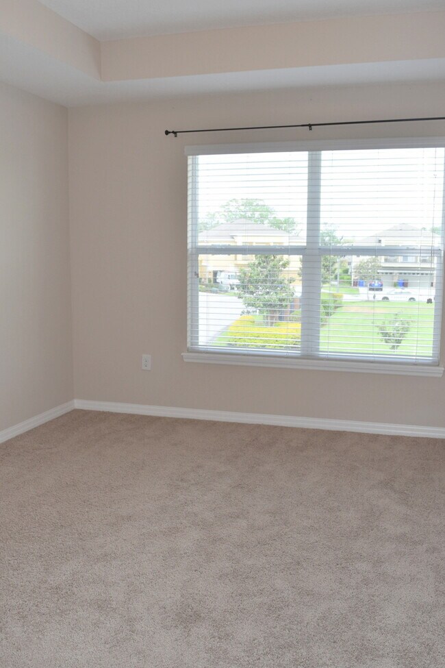 Building Photo - Beautiful Lake View Condo in a Prime Location