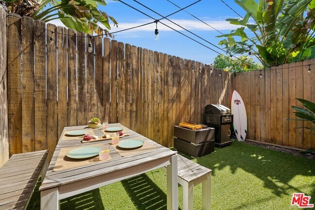 Building Photo - 1400 Hayworth Ave