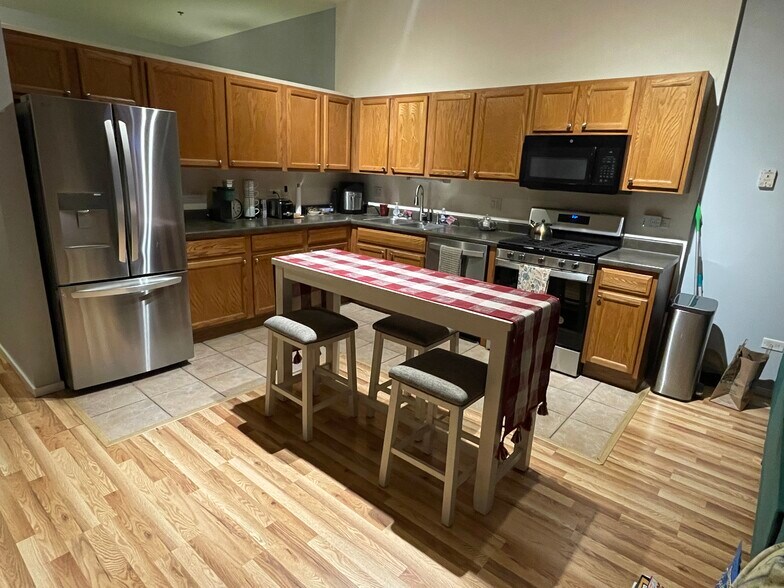 Building Photo - 1000 E 53rd St