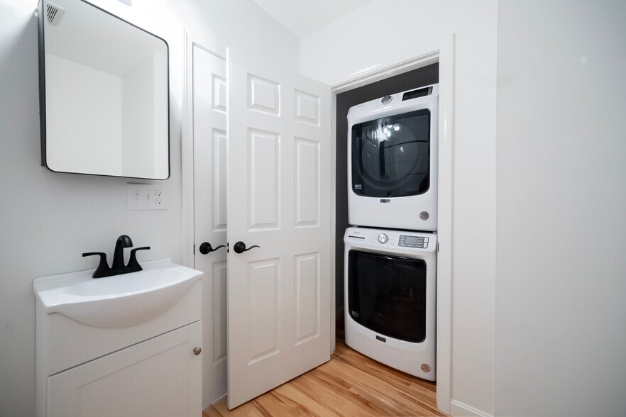 Building Photo - 10 Wampanoag Trl