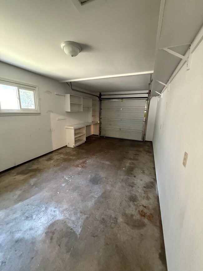 Building Photo - 1537 Hartford Rd