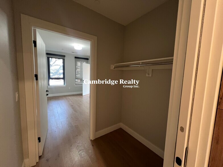 Building Photo - 18 Central St