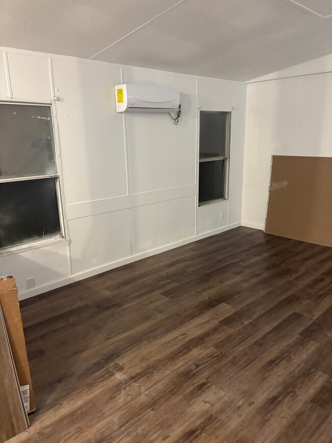 Building Photo - 736 Green Acres Ln