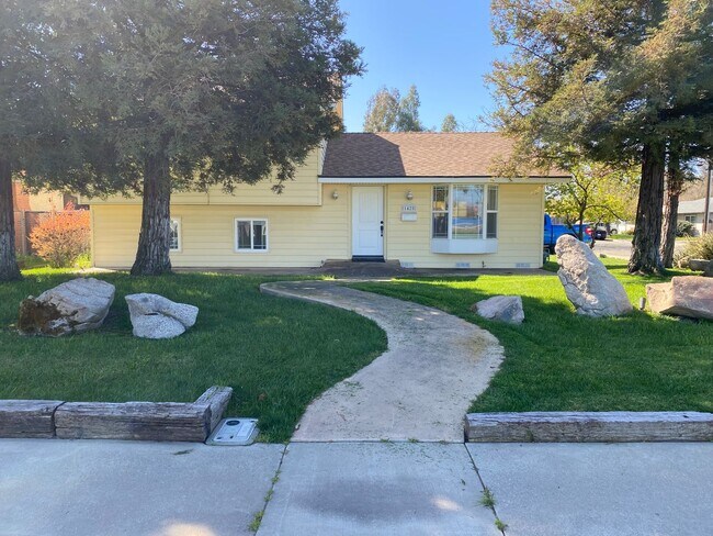 Building Photo - NEWLY REMODELED 3 Bed 2.5 Bath in Dos Palos!