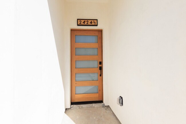 Building Photo - Luxury Never Before Lived in Townhomes!