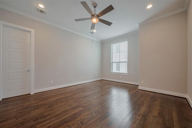 Building Photo - 5837 E Post Oak Ln