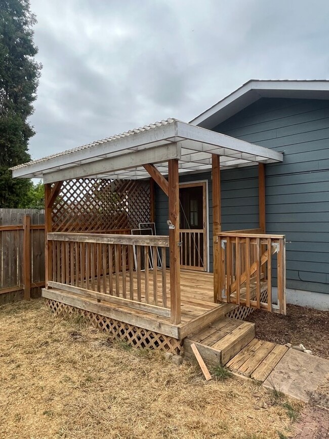 Building Photo - 2-Bedroom 1-Bathroom unit W/ private deck and yard