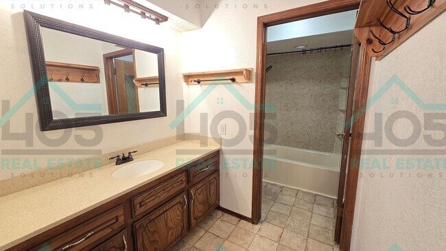 Building Photo - 3 Bedroom in Harrah