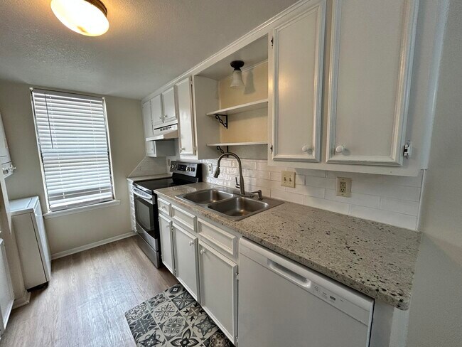 Building Photo - 8601 Memphis Dr