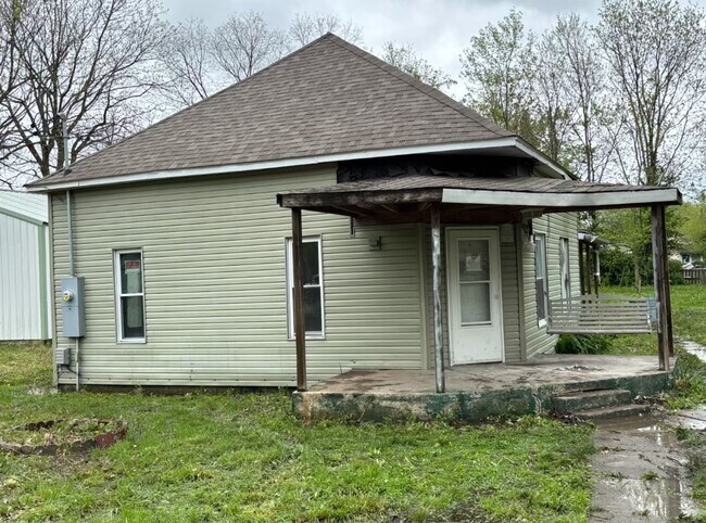 Building Photo - 305 S Sims St