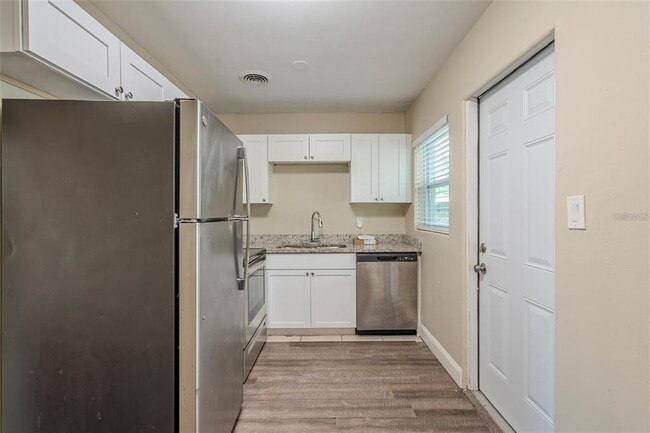 Building Photo - 5624 Balboa Dr
