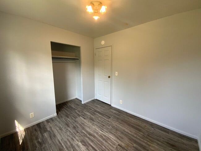 Building Photo - 807 Knollcrest Dr