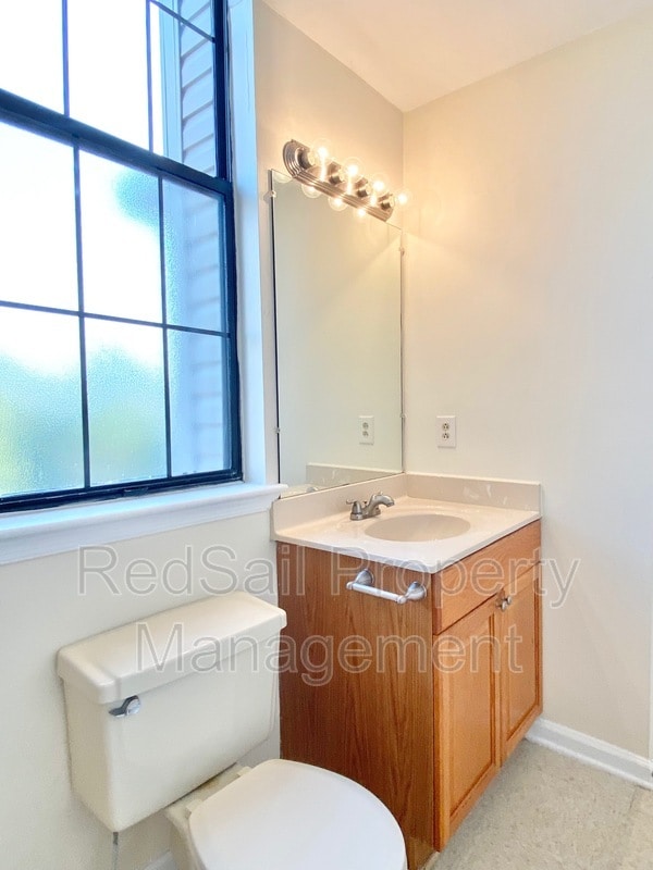 Building Photo - 740 Brookside Dr