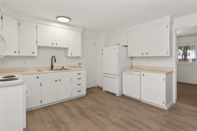 Building Photo - 14 Kingswood Dr