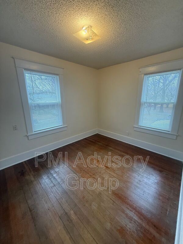 Building Photo - 734 SW Lindenwood Ave