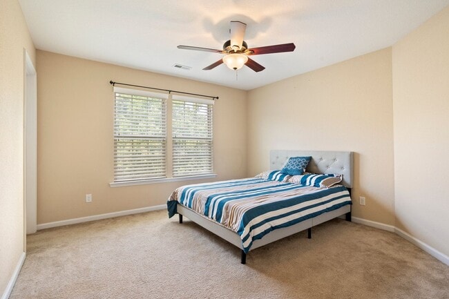 Building Photo - Beautiful 4 Bed 2.5 Bath