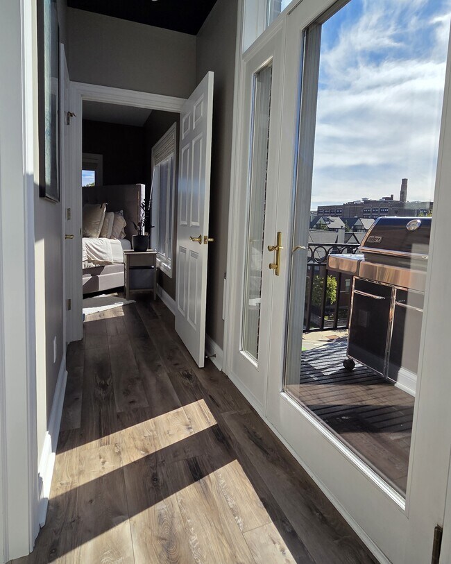 Building Photo - 1515 N Van Buren St