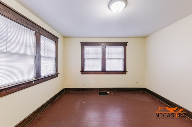 Building Photo - 2097 Summit St