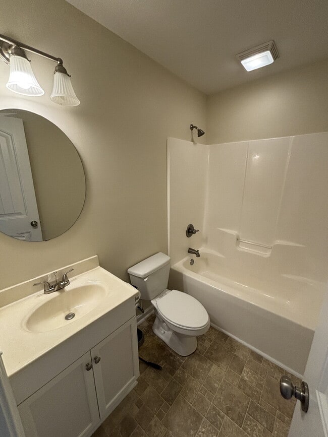 Building Photo - 472 Jester St