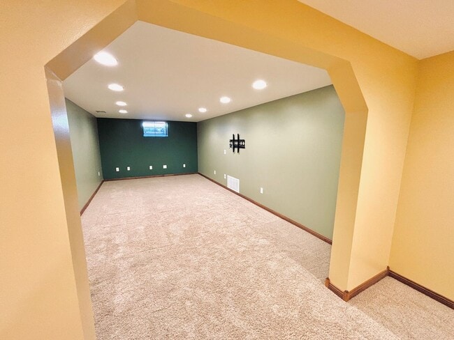 Building Photo - Sprawling 3bedroom 2bath Home in Roseville...