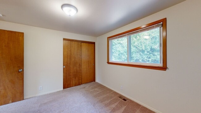 Building Photo - Location, Location, Location! - Four Bedroom house located minutes from Des Moines Waterfront