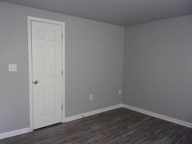 Building Photo - 307A Hall St