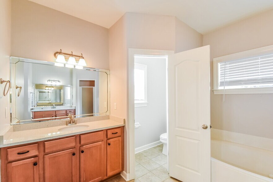 Building Photo - 1275 Heritage Lake Dr