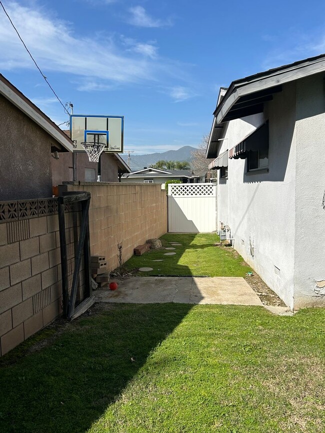 Building Photo - Charming Home with Sunroom & Spacious Backyard in Glendora