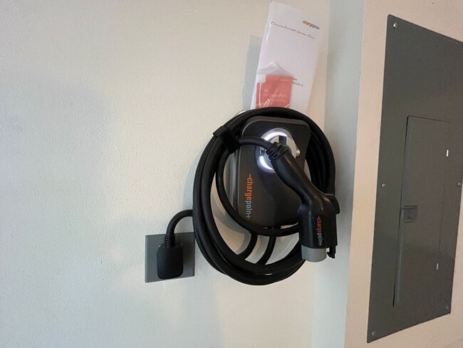 Building Photo - Welcome to modern living in the sought-after Rancho Peñasquitos neighborhood!