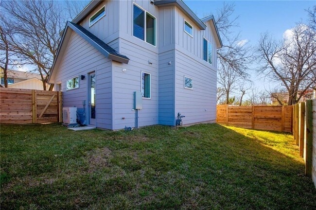 Building Photo - 2413 E 9th St