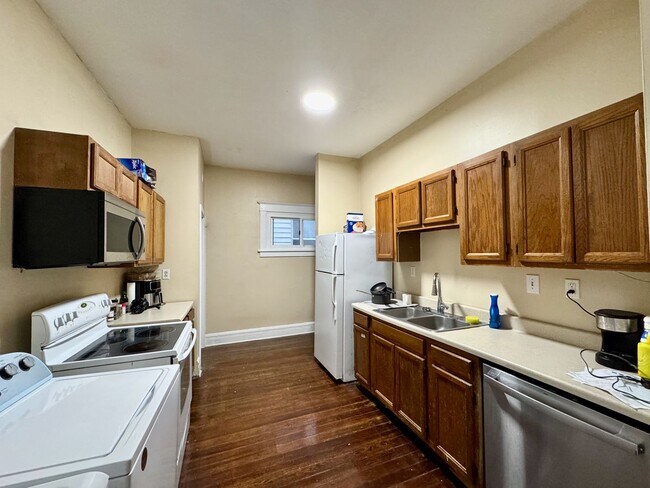 Building Photo - 4 Bed/2 bath UC Rental On Victor + Parking...