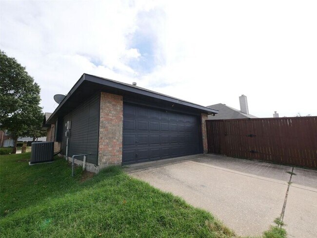 Building Photo - 4502 Highlands Dr