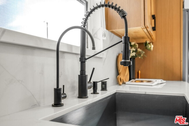 Building Photo - 616 W Ellis Ave