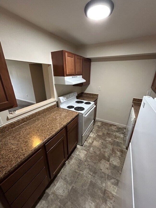 Building Photo - Convenient & Newly Updated 2-Bedroom Apart...