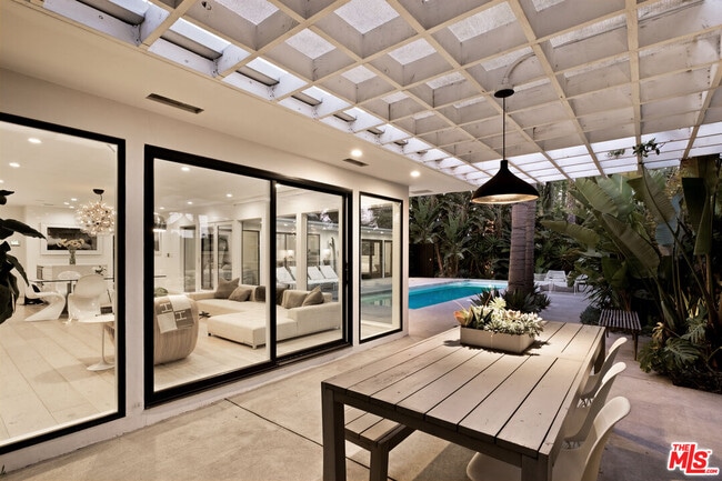 Building Photo - 2872 Nichols Canyon Rd
