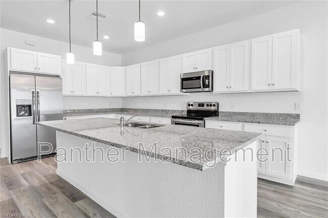 Building Photo - 422 NE 20th Terrace