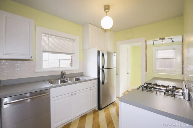 Building Photo - Adorable 2 Bedroom Cottage with Fenced yard, Washer+Dryer, Dishwasher, Reserved Parking!