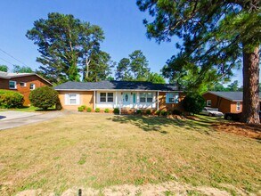 Building Photo - 1117 Eisenhower Dr