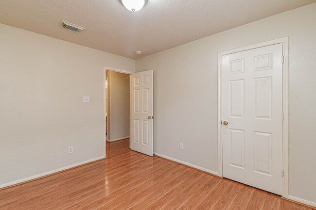 Building Photo - 13735 Branford Greens Dr