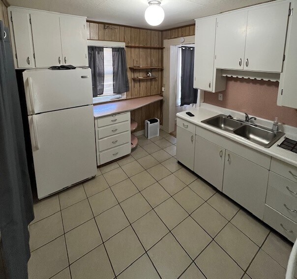 Building Photo - 452 S Tulip St