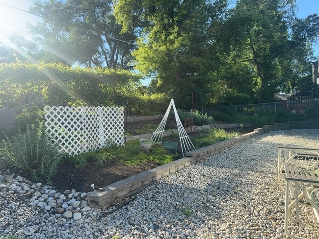 Building Photo - 3829 Eastway Dr