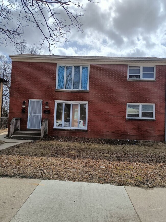 Building Photo - 2125-27 W Silver Spring Dr