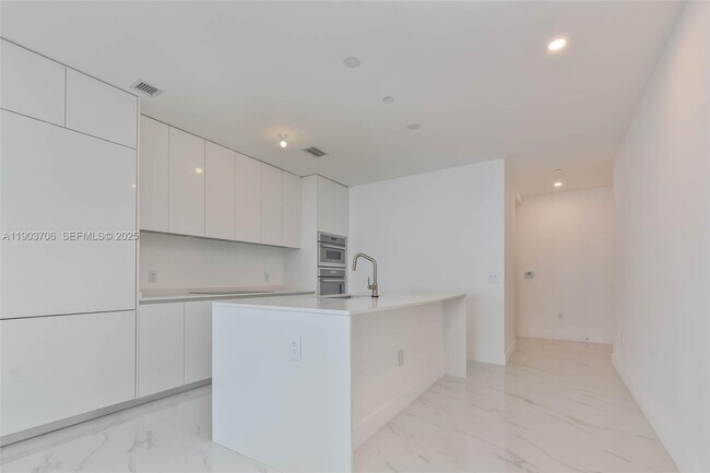 Building Photo - 700 NE 24th St