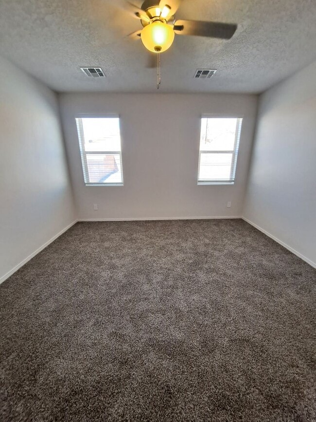 Building Photo - 3 bed 2 bath home in Huning Ranch! Move in Special!