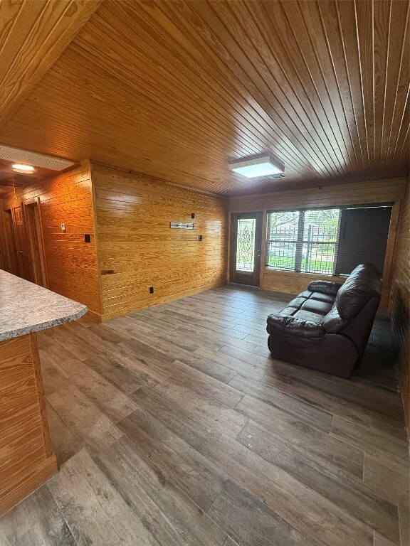 Building Photo - 902 Hidden Valley Dr