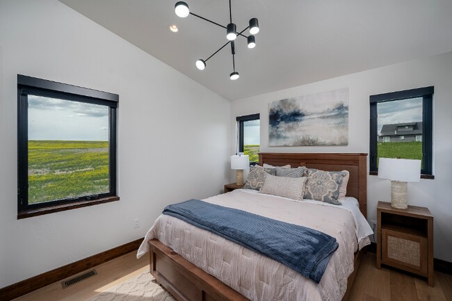 Building Photo - Fully furnished house w/ 3spaciousr garage & utilities included!