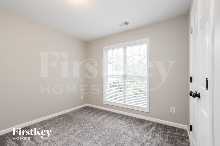 Building Photo - 660 Rosebud Ln